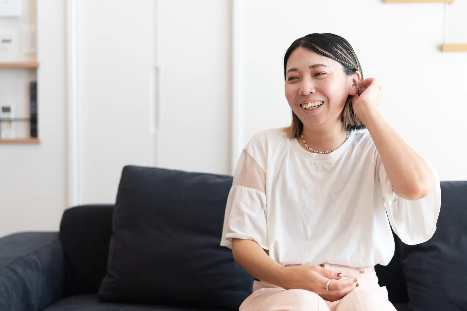 全6回の伴走を終えて、自宅のソファで笑いながら話すフリーランスのママさん