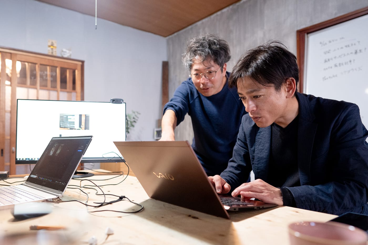 画面を一緒に見ながら、その場で手を動かす伴走のようす